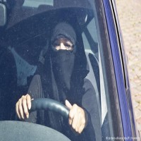المحكمة الدستورية الألمانية تحظر النقاب أثناء قيادة السيارة
