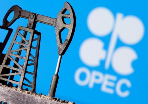 النفط يصعد مع هبوط الدولار وتمسك "أوبك+" بسياسة خفض الإنتاج