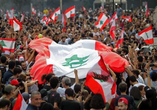 استمرار الاحتجاجات في أنحاء لبنان لليوم الثاني ضد الضرائب والفساد