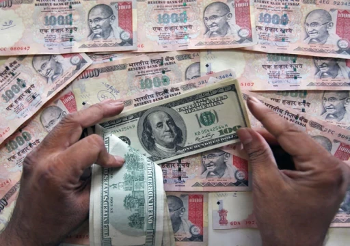 تراجع غير مسبوق في قيمة الروبية الهندية مقابل الدولار