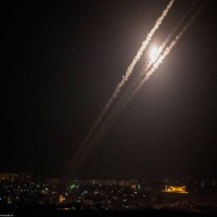 الاحتلال يستهدف سيارة في غزة والمقاومة تطلق 12 صاروخا