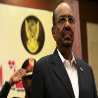 الرئيس السوداني يحل الحكومة ويعين رئيسًا جديدًا للوزراء