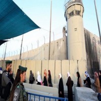 الفلسطينيون يصلون المسجد الأقصى بطرق تتجاوز “الحواجز″ الإسرائيلية