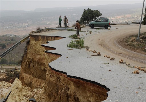 ليبيا.. أمطار تتسبب بانهيار منازل وتوقف الدراسة بمنطقة "أوباري"