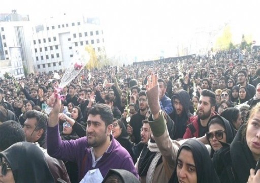 طهران.. احتجاجات الطلاب تتحول لمظاهرات مناهضة للنظام