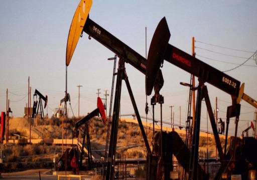 أسعار النفط تنحدر لأدنى مستوى منذ أكثر من عام