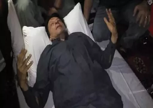 باكستان.. نجاة عمران خان من محاولة اغتيال