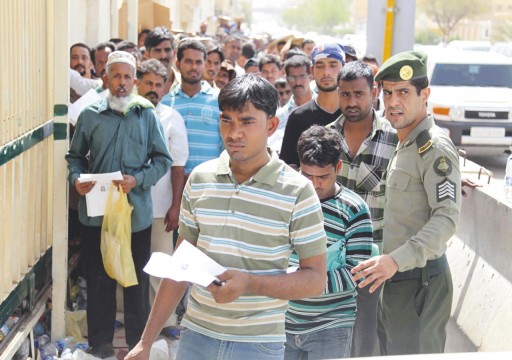 1.9 مليون عامل أجنبي يغادرون السعودية مع تنامي الصعوبات