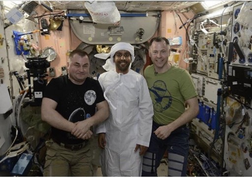 بالصور.. هزاع المنصوري يرتدي الزي الوطني على متن محطة الفضاء