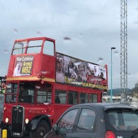 مسيرة حافلات تطوف لندن تحمل صورا مسيئة لولي عهد أبوظبي