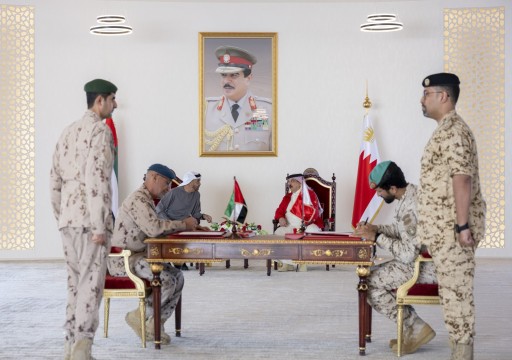 رئيس الدولة وملك البحرين يشهدان توقيع مذكرة تعاون عسكري بين البلدين