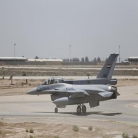 العراق يقصف مقرات لتنظيم الدولة بسوريا ويقتل العشرات