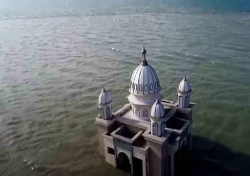 بالصور.. مسجد عائم في إندونيسيا يتحدى الزلزال