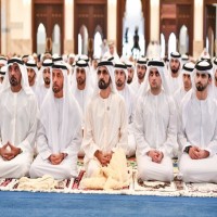 محمد بن راشد والحكام يؤدون صلاة عيد الفطر
