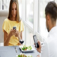 دراسة: استخدام الهاتف أثناء تناول الطعام يقضي على سعادتك
