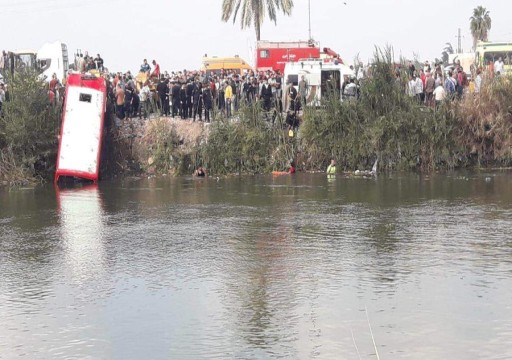مصر.. ارتفاع ضحايا سقوط حافلة بنهر النيل إلى 19 قتيلا