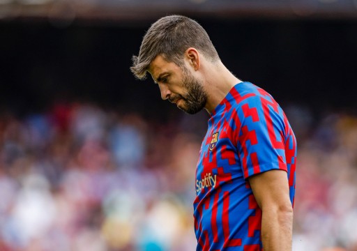 مدافع برشلونة جيرارد بيكيه يعلن اعتزاله كرة القدم