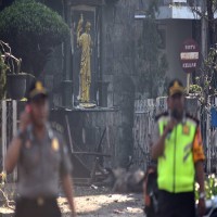 مقتل 6 وإصابة 35 جراء تفجيرات استهدفت ثلاث كنائس في اندونيسيا