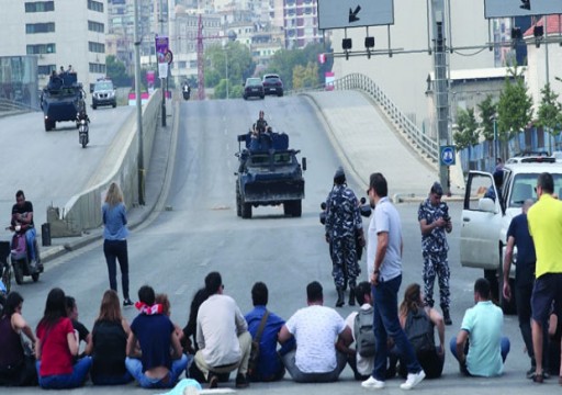محتجون يعاودون قطع الطرق في بيروت وسقوط جرحى بطرابلس
