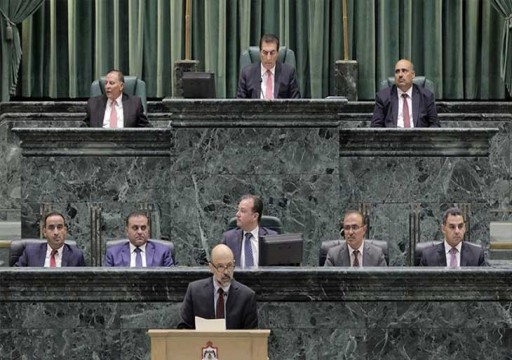نائب أردني يتساءل: «لماذا نعفي الملك من الضريبة؟»… وآخر يهين رئيس الوزراء في جلسة للبرلمان