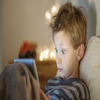 دراسة تحذر من استخدام الأطفال للهواتف قبل النوم