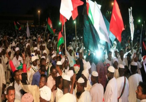السودان.. البشير يعد بحل الأزمة والمعارضة تدعو للتظاهر غداً
