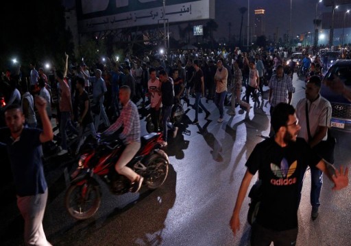 المصريون يكسرون حاجز الخوف بالخروج إلى ميدان التحرير رغم الاعتقالات
