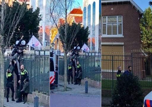 متظاهرون يرشقون السفارة الإيرانية في هولندا بالحجارة