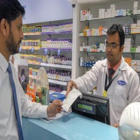 مستهلكون يشكون من فرض الصيدليات ضريبة القيمة المضافة على الأدوية