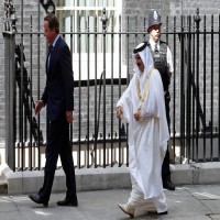 تكتل معارض يدعو لاعتقال عاهل البحرين فور وصوله إلى لندن