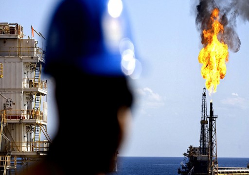 النفط متباين بفعل توقع تراجع مخزونات الوقود الأمريكية