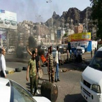 يمنيون يتظاهرون في عدن احتجاجاً على ارتفاع الأسعار وانهيار العملة