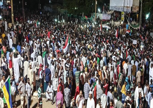 سودانيون يرفضون مساعدات إماراتية ويمنعون قافلة من دخول الاعتصام