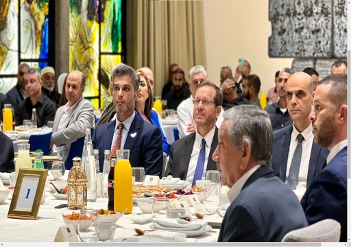 مجازر الاحتلال في غزة لم تمنع سفير أبوظبي من حضور مائدة "إفطار" رئيس الكيان الصهيوني