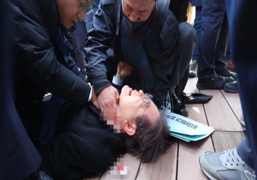 طعن زعيم المعارضة في كوريا الجنوبية خلال مؤتمر صحفي