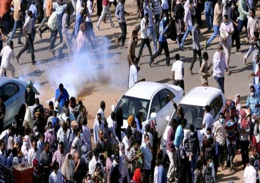 صحيفة بريطانية: الجيش السوداني يقمع المحتجين بقبضة إماراتية