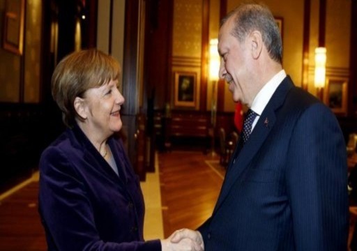 ميركل تعتزم زيارة تركيا للحفاظ على اتفاق كبح تدفق المهاجرين
