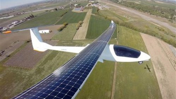 طائرة شمسية تعود إلى الإمارات بعد جولة عالمية