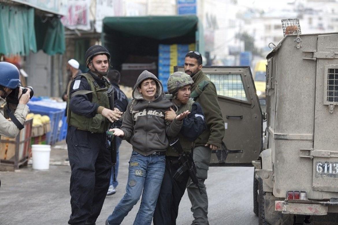 مسؤول أممي: 500 طفل فلسطيني في السجون الإسرائيلية