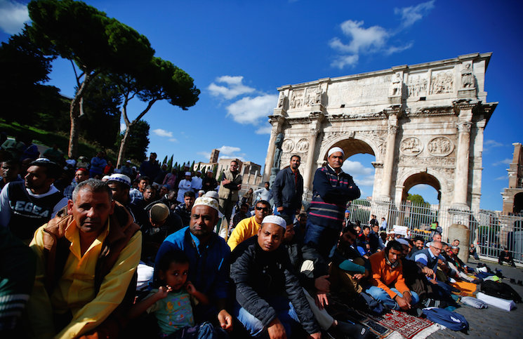 مسلمو إيطاليا يحتجون على إغلاق 5 مساجد مع غياب "تسامح" البابا وزائريه