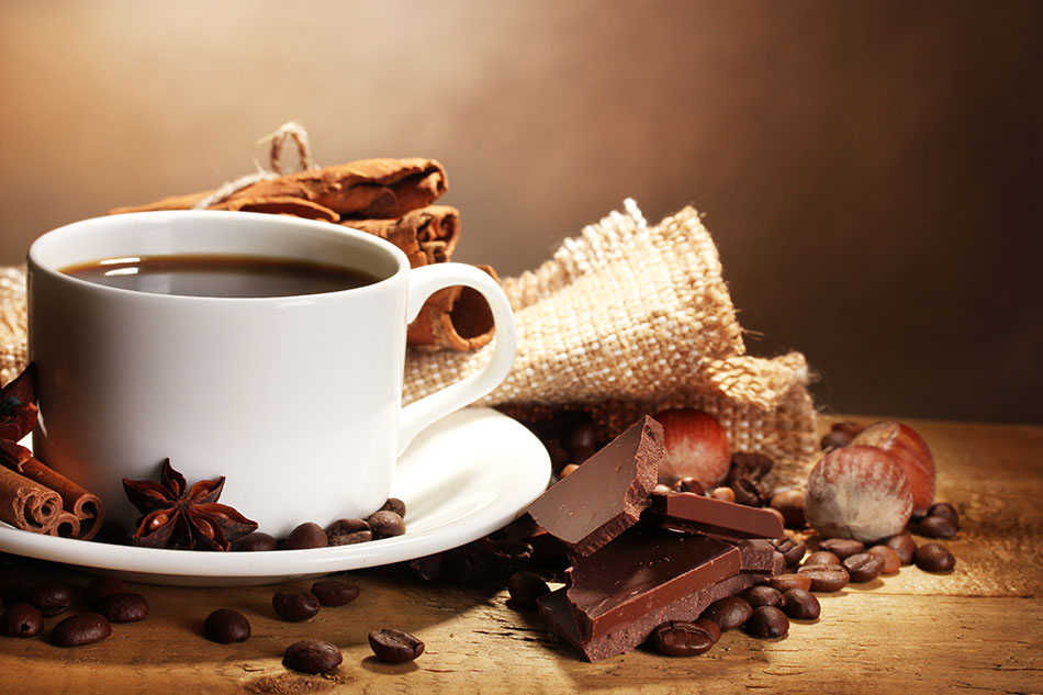 هل تشرب القهوة وتأكل الشوكولاة بشكل كبير؟.. لا تقلق إليك الفوائد