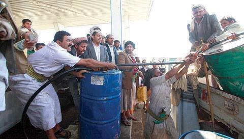 أزمة نفط باليمن.. الحكومة توجه بشراء البنزين بصورة عاجلة لمواجهة النقص