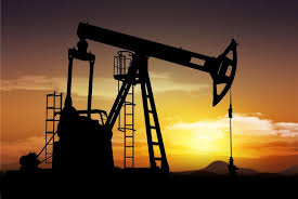النفط الخام يصل إلى أدنى مستوياته في ستة سنوات
