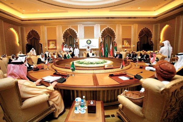 اجتماع الرياض ينهي الأزمة الخليجية ويعيد السفراء الى الدوحة