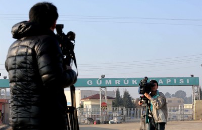  صحفيون يترقبون إطلاق الياباني المحتجز لدى الدولة الاسلامية على الحدود