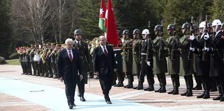 بعد تلعثمه أمام نظيره التركي.. موجة سخط وسخرية على رئيس وزراء الأردن