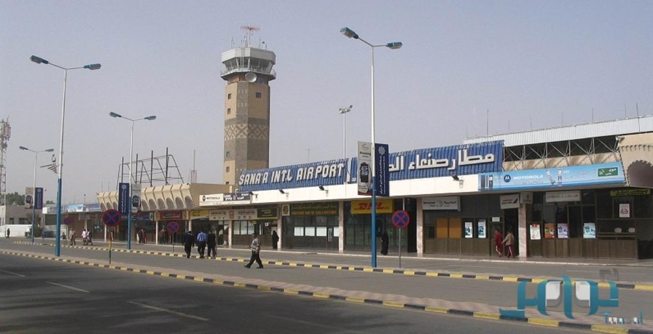 التحالف يقصف مدرج مطار صنعاء لمنع هبوط طائرة إيرانية