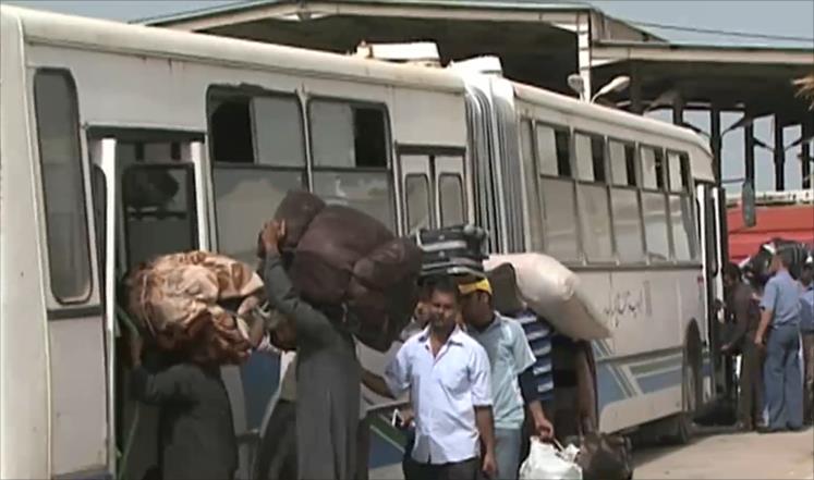 مصريون عائدون من ليبيا ينتقدون التأخر في إجلائهم