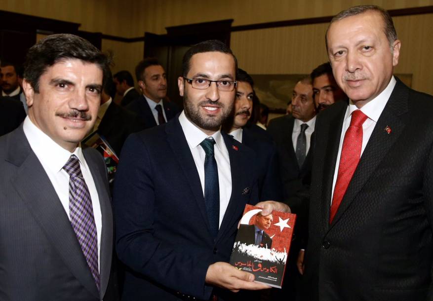 مستشار أردوغان: أبوظبي دعمت "إنقلابا ضد البشير ومسؤولة عن كل قطرة دم"