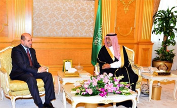 الأمير مقرن بن عبدالعزيز يستقبل مستشار الرئيس الفلسطيني